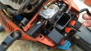 Ремонт бензопилы Oleo Mak. заводится, но без подсоса глохнет. простой ремонт