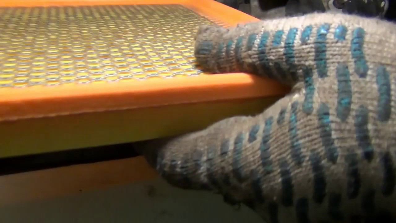 Замена воздушного фильтра двигателя на Dodge - Caravan смотреть онлайн