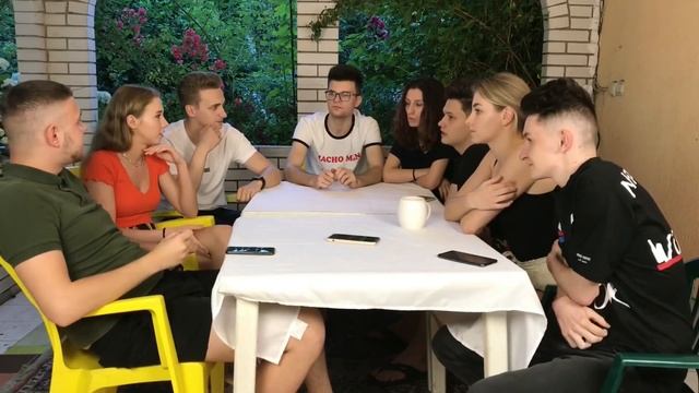 СРЕДИ НАС ЕСТЬ ШПИОН?| ИГРАЕМ В ШПИОНА? смотреть онлайн