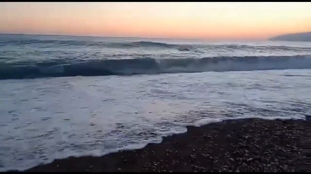 Красивый закат в Гагре. Прекрасное море. Приличные волны смотреть онлайн