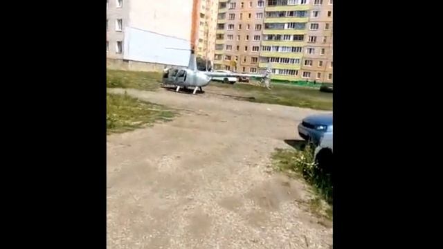 Мажор на вертолете сел в жилом дворе... смотреть онлайн