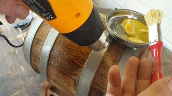 Обжиг и вощение дубовой бочки. Покрытие бочки воском.