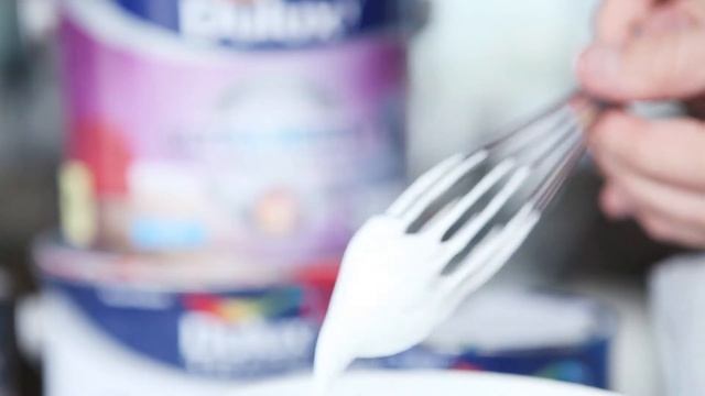 Белая краска льется и перемешивается смотреть онлайн