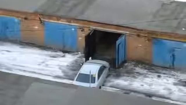 ДЕВУШКА СТАВИТ МАШИНУ В ГАРАЖ! ПОЛНЫЙ УЛЁТ!!! смотреть онлайн