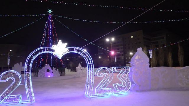 Как выглядит ночью новогодняя ёлка на пл у здании мэрии в Новотроицке 2 2022 год смотреть онлайн