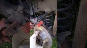 как правельное установить тормозной диск на шкоду А7 не снимая скобу!!!