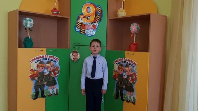 Александр Крутин, 5 лет /старшая группа/ стихотворение "С папой, с мамой на парад" смотреть онлайн