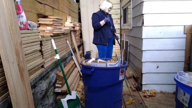 навожу порядок и помогаю мужу/соседское существо думает что вредит:))) смотреть онлайн