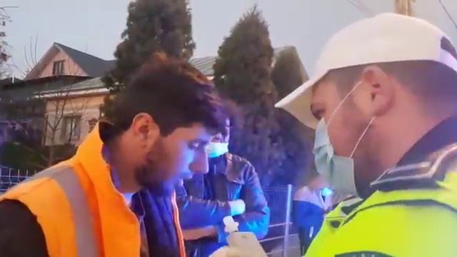 Şoferul unui Duster a spulberat parapeţii de pe E585-Valea Lupului şi apoi s-a răsturnat смотреть онлайн