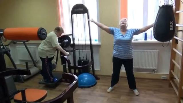 Группа здоровья. 50+,60+,70+,80+, ЛФК. Куда бегут прекрасные женщины после выхода на пенсию?! смотреть онлайн