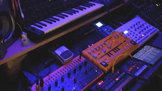 Beatin' ( MS20 Mini, TD3, Crave, Model Samples, Volca FM, NTS1, Synth One App ) смотреть онлайн