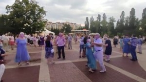 Белгород - парк победы, танцы в кругу друзей, или как ещё называют элегантные танцы.