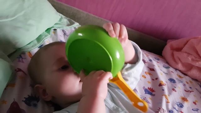 Видео для детей. Смешные дети. Смешной ребенок. Влог Элайза играет сковородкой. ку-ку смотреть онлайн