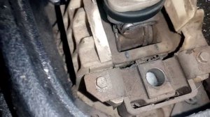 MITSUBISHI CARISMA не включается задняя скорость..