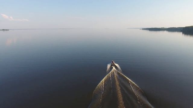 Полет квадрокоптера за катером. Опасное снижение дрона над водой на 01:42 смотреть онлайн