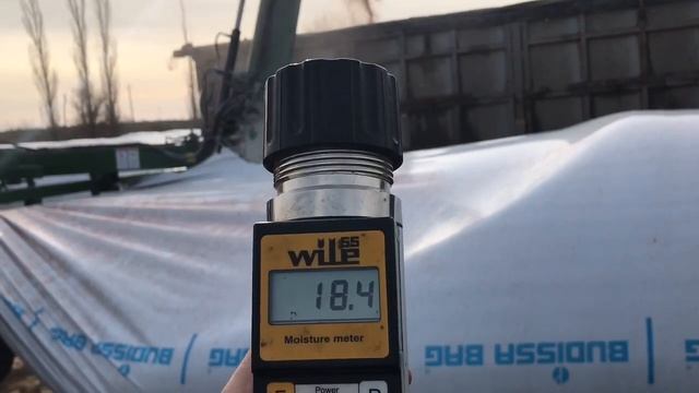 Разгрузка сырой кукурузы хранящейся 4 месяца в пластиковых рукавах. смотреть онлайн