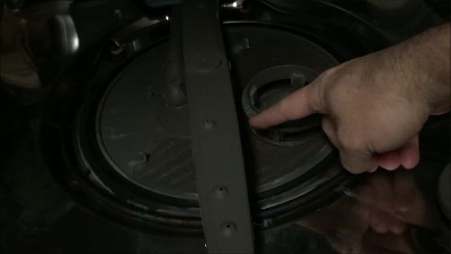 Cleaning a Whirlpool dishwasher filter смотреть онлайн