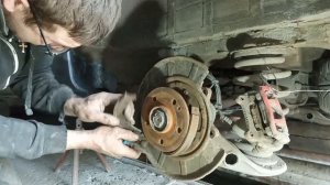 заміна троса і регулювання ручніка мерседес vito 639