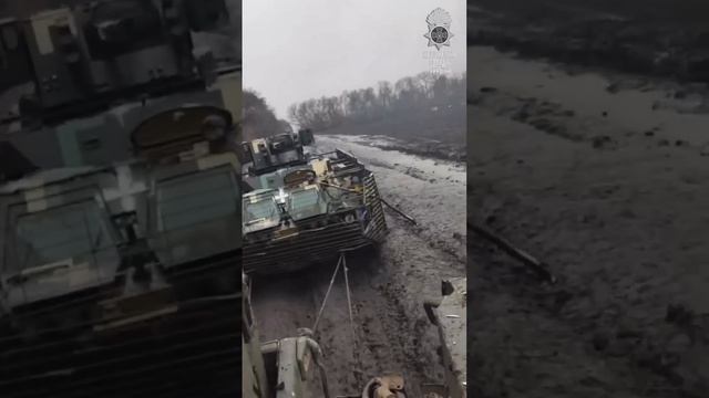 Украинская бронетехника воюет с бездорожьем.mp4 смотреть онлайн