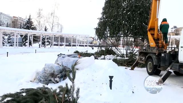 Новый год окончен. В парке "Черное озеро" разобрали елку. смотреть онлайн