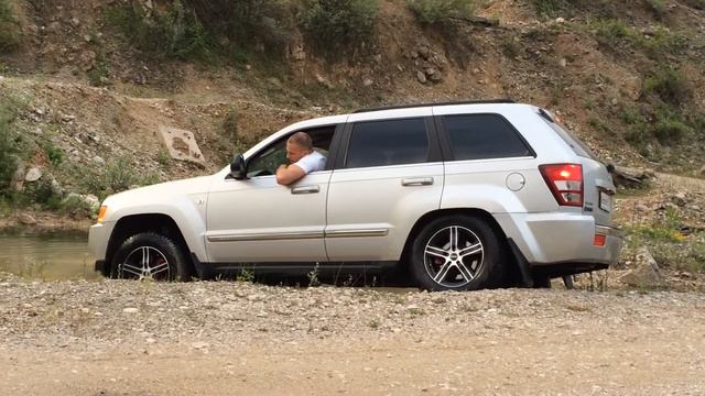 Гранд Чероки HEMI 5,7. Jeep Grand Cherokee идет в брод.