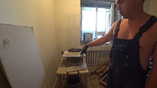 КАК и ЧЕМ пилить плитку без пыли!Станок для плитки доступный каждому!Керамогранит в ванной. смотреть онлайн