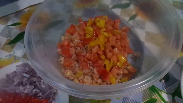 Готовим к празднику салат из креветок, крабовых палочек и овощей. Быстро, очень вкусно и полезно смотреть онлайн