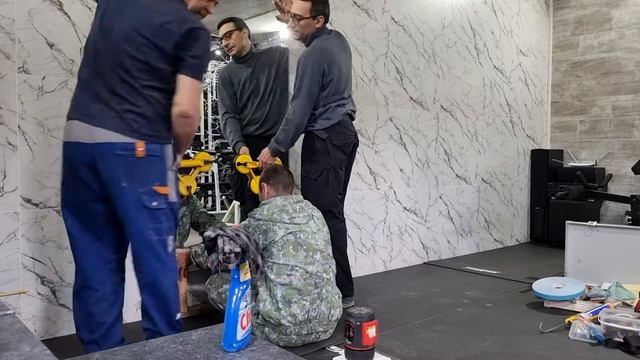 Монтаж больших зеркал для спортзала. ЧАСТЬ 1. смотреть онлайн