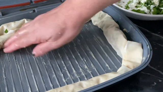 YİYEN EL AÇMASI SANIYOR FIRIN YOK HAZIR YUFKAYLA ÇİFT TARAFLI TAVADA PEYNİRLİ VE PATATESLİ BÖREK смотреть онлайн