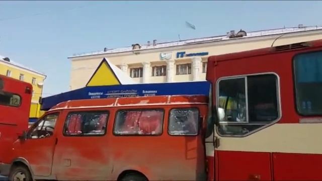 Маршрутку зажали два автобуса на остановке Усть-Каменогорска смотреть онлайн