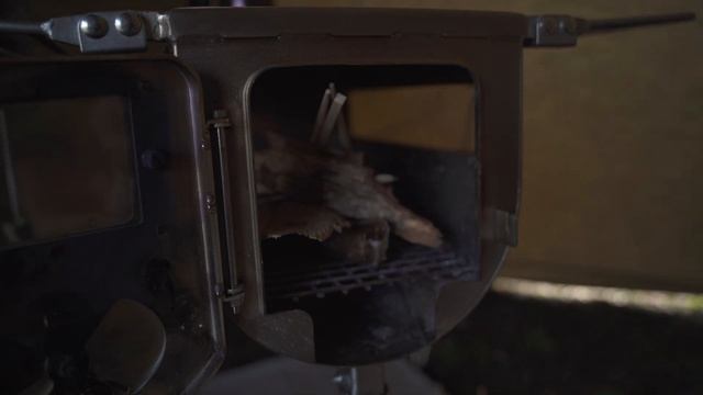 【ソロキャンプ】NEWキャンプ道具を持って強風の中おこもりキャンプ！オシャレで無骨なサイトの完成！？