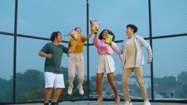 Nikmatin Segala Momenmu Bareng Oishi Toss! смотреть онлайн
