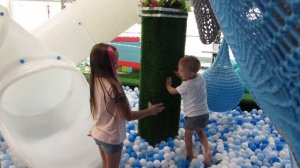 Супер Лиза в развлекательном центре! Горки, батуты, шарики, лабиринты на огромной высоте!