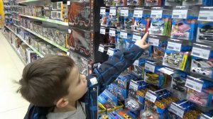 Макс в магазине игрушек