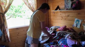 Разбор детских вещей на даче