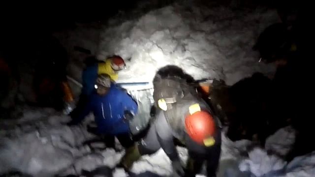 Спасение пострадавших мужчин из-под сошедшей лавины, Сочи, 04.12.2016 г. смотреть онлайн