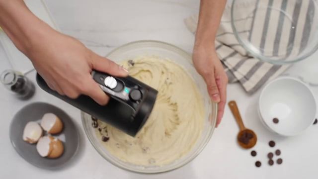 Video van KitchenAid over het gebruik van de draadloze handmixer смотреть онлайн