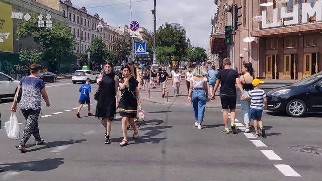 Киев. Прогулка возле ЦУМ, на перекрестке улиц Крещатик и Б. Хмельницкого Люди на пешеходном переход смотреть онлайн