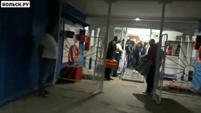 К Вольску экстренно причалил теплоход для госпитализации пассажира смотреть онлайн