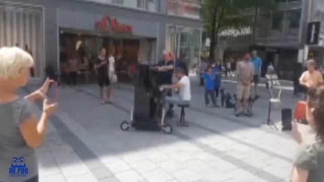 Amazing Piano Street Performer in Munich смотреть онлайн