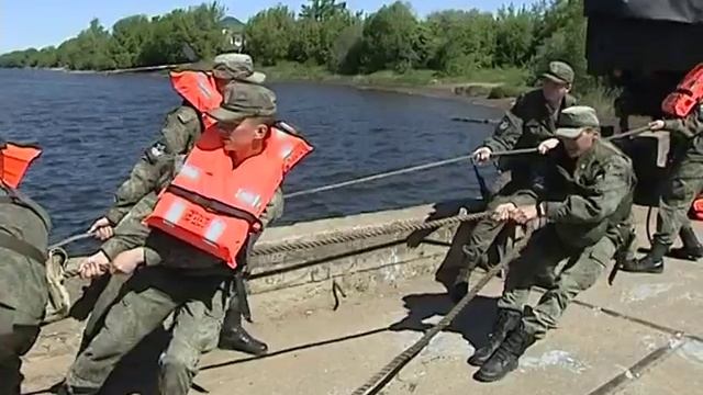 В Некрасовском установили новый понтонный мост смотреть онлайн
