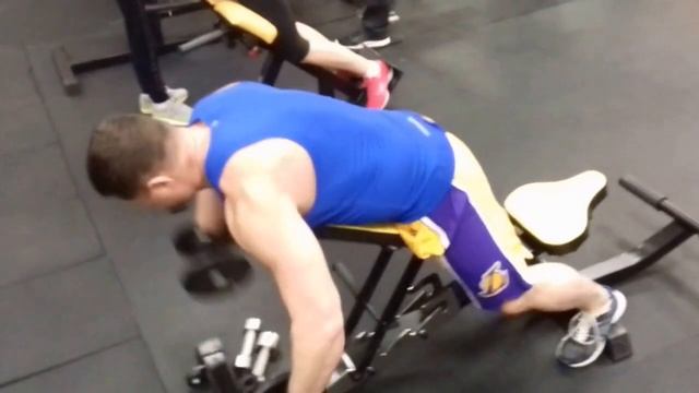 Подъем гантелей в стороны с опорой на скамью смотреть онлайн