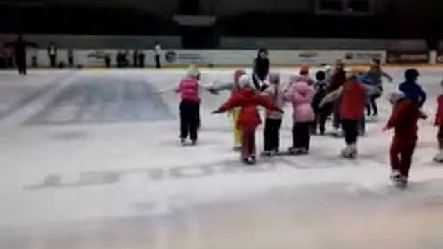 первое занятие юных фигуристов.3gp смотреть онлайн