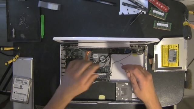 APPLE MACBOOK A1181 SANTA ROSA / PENRYN laptop take apart video, disassemble, how to open смотреть онлайн