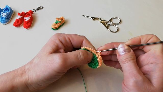 Как связать крючком брелок-кеды или обувь для куклы. МК. смотреть онлайн