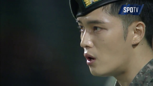 151026   Чжэ Чжун исполняет национальный гимн на бейсбольном матче