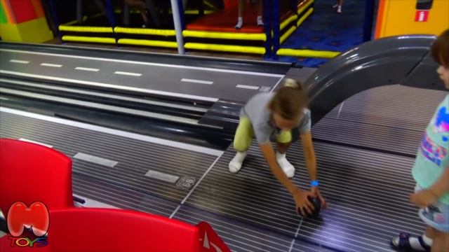 ?Играем в веселый детский боулинг дома Кто же выиграет? смотреть онлайн
