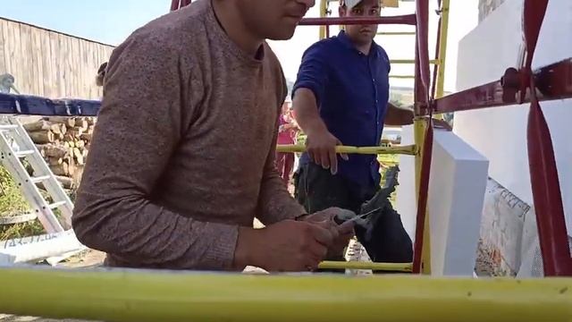 Как производится приклейка и корректировка листов пенопласта на фасаде дома, как выровнить стены смотреть онлайн