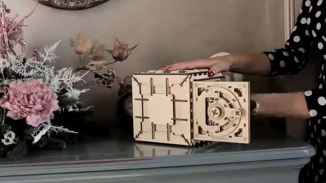 Механический конструктор Ugears - Деревянный сейф смотреть онлайн