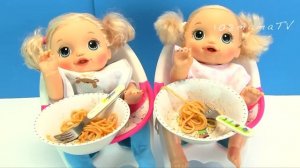 Киндер Джой на Десерт Двойняшки Кушают Спагетти и Сосиски Как Мама Кормила Куклы 108мама тв